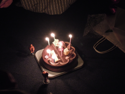 仁後真耶子さんの誕生日を祝うケーキ