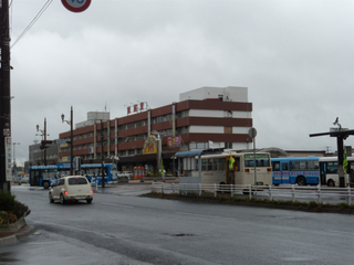 朝の釧路駅。わずかに雨模様でした。