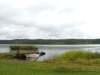 達古武湖。カヌーにも乗れる場所なのですが、雨のためかカヌーは営業休止。