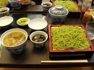 昼食その1：かしわぬき（かしわそばの麺抜き）＋もりそば。釧路ではよくある食べ方らしい。