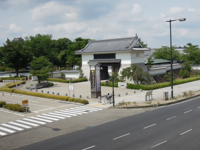 岡崎公園の門
