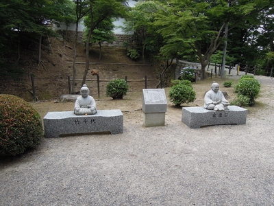 当地出身の徳川家康像。左は幼年期