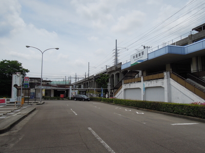 左：岡崎公園前駅、右：中岡崎駅