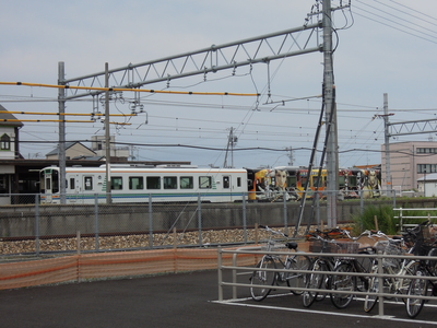 新所原駅に停車している天竜浜名湖鉄道の車両。後ろの黄色い車両は井伊直虎ペイント