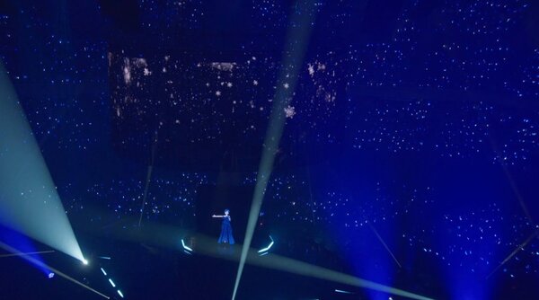 「静かな夜に願いを…」。なお映像では雪が舞っていた（画像中央に見える吊り下げディスプレイ）