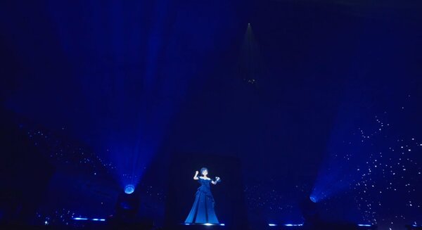 花道を歩くということが「千早の映った可動式ディスプレイを動かす」という方法で実現されていた