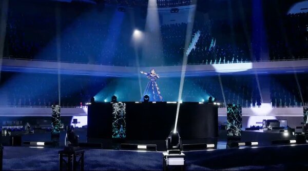 演出として、可動式ディスプレイ（先ほどのものよりは小さいが台数は多い）がステージを動いていた